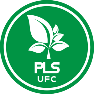 Logo do PLS da UFC: círculo verde, contornado por um círculo branco e outro círculo verde. No centro do círculo, uma imagem de folha e escrito PLS UFC.