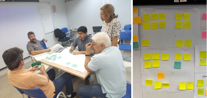 Imagem à esquerda com diretora do IFES em pé e quatro participantes sentados ao redor de uma mesa retangular. Imagem da esquerda com quadro branco e postits com ideias produzidas no evento.