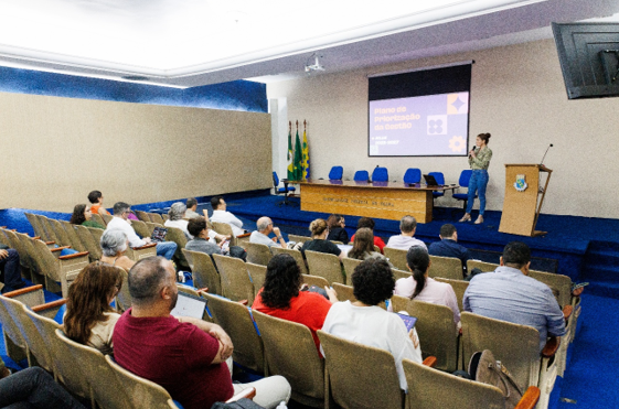 Apresentação da Coordenadora da CPGE no auditório da Reitoria.